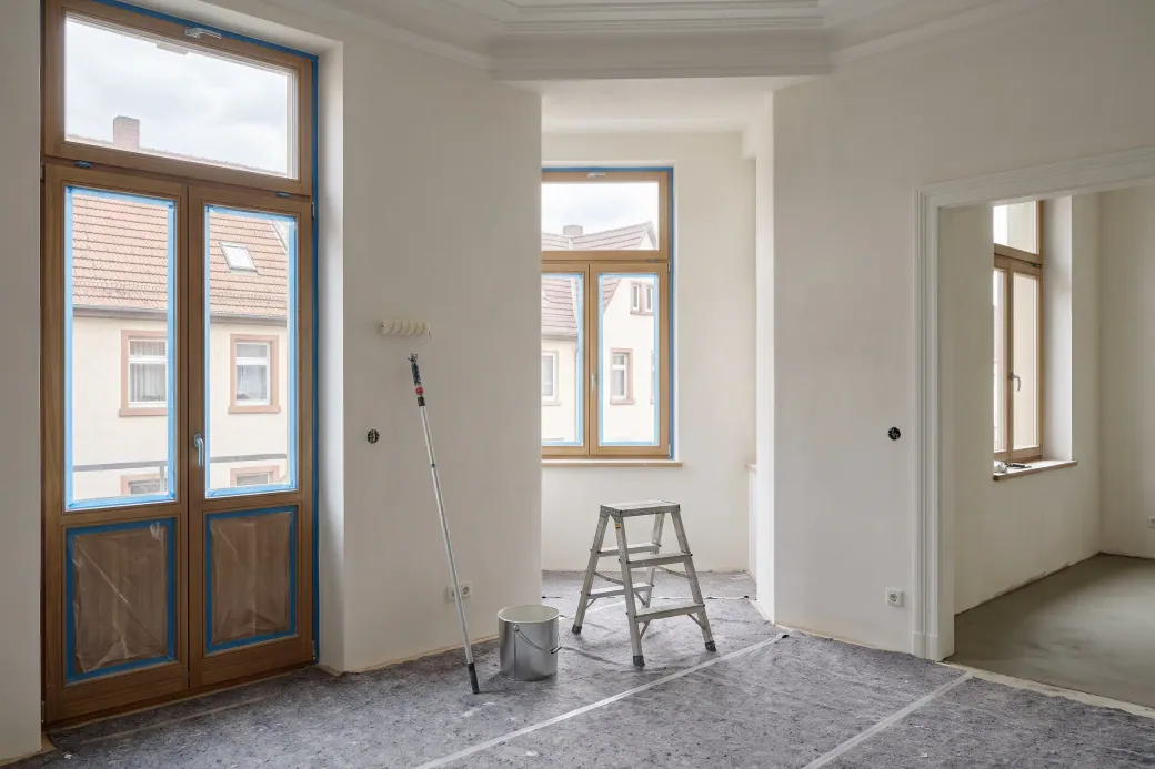 Altbauwohnung in der Sanierung mit frischem Putz